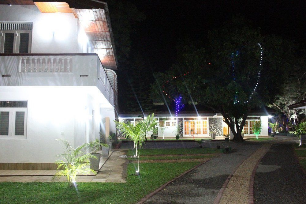 פולונרואה Nirmala Hotel And Restaurant מראה חיצוני תמונה