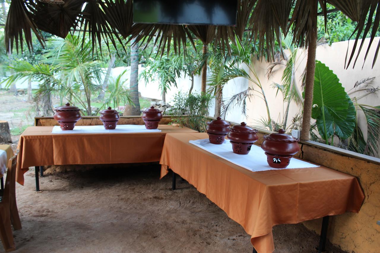 פולונרואה Nirmala Hotel And Restaurant מראה חיצוני תמונה