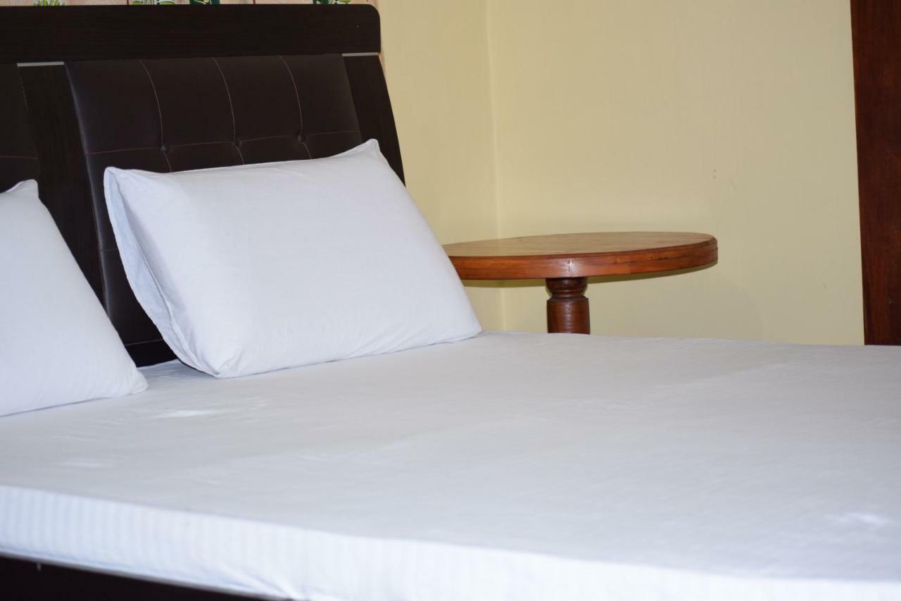 פולונרואה Nirmala Hotel And Restaurant מראה חיצוני תמונה